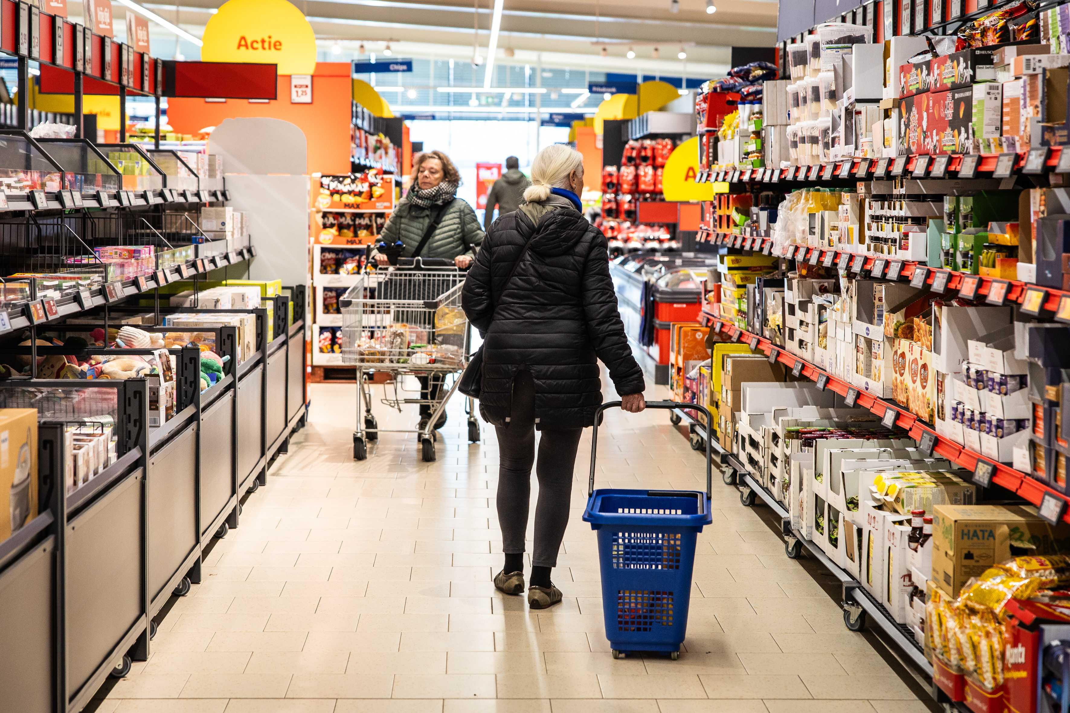 Symbolbild: Kundinnen in einem Discounter
