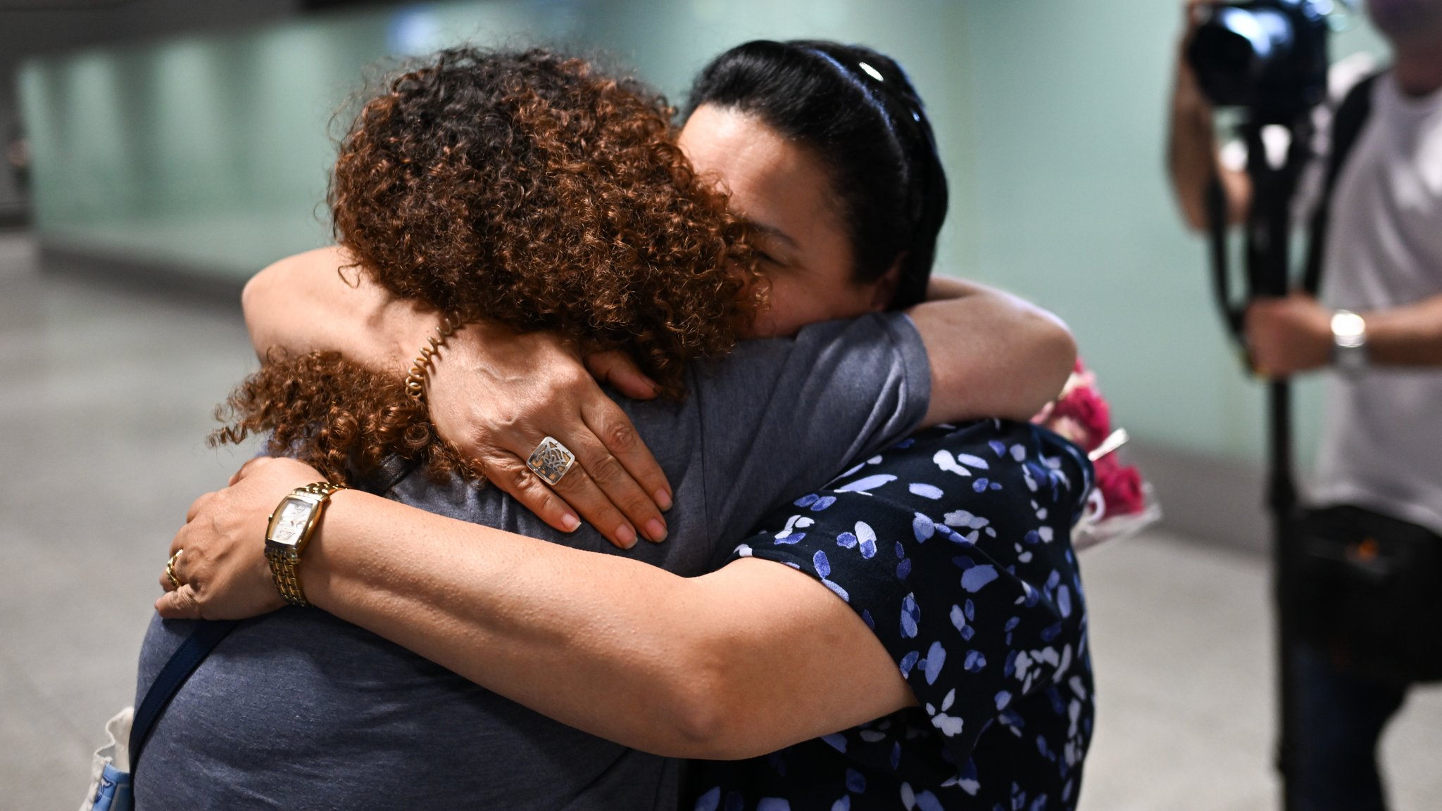 Eine junge Frau (l.) umarmt im Ankunftsbereich des Terminals 1C ihre Mutter, die aus Jordanien angekommen ist.