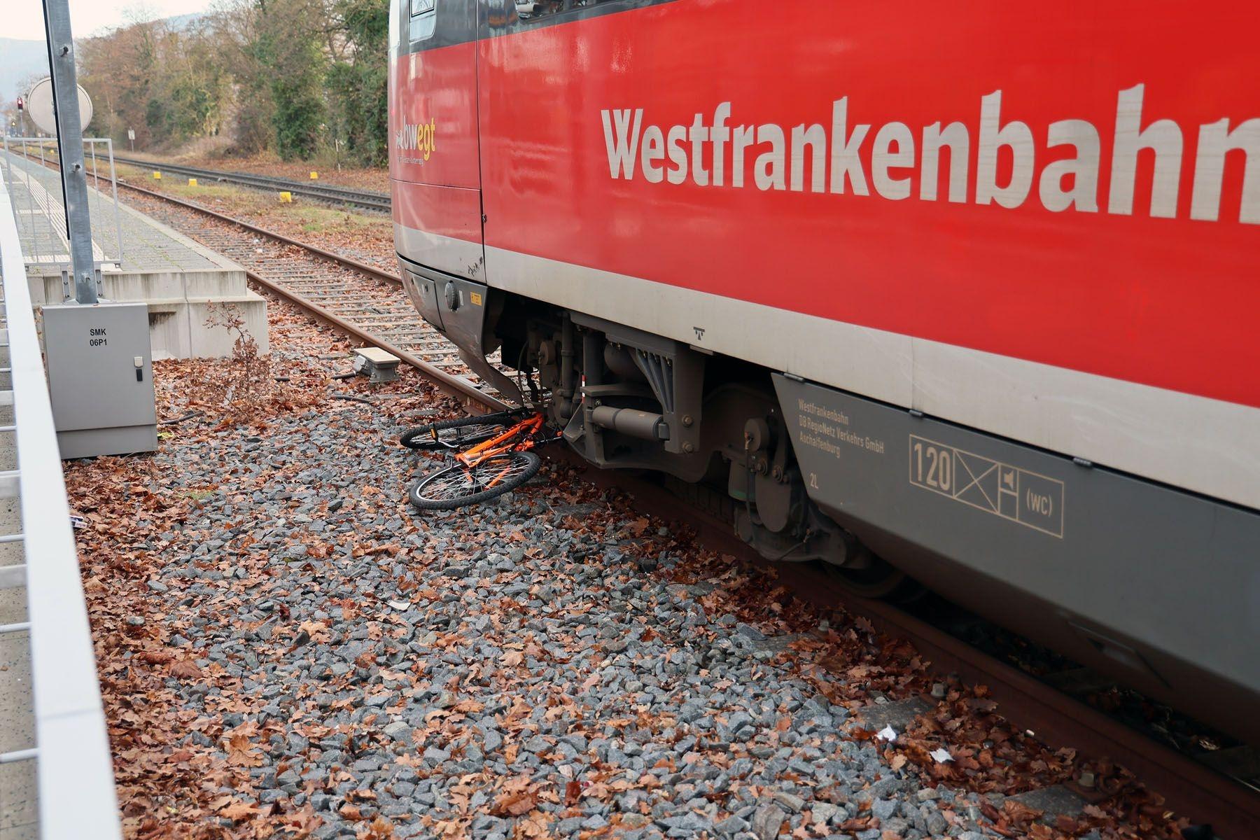 Das Fahrrad nach dem Unfall mit dem Zug in Kleinheubach (Lkr. Miltenberg)