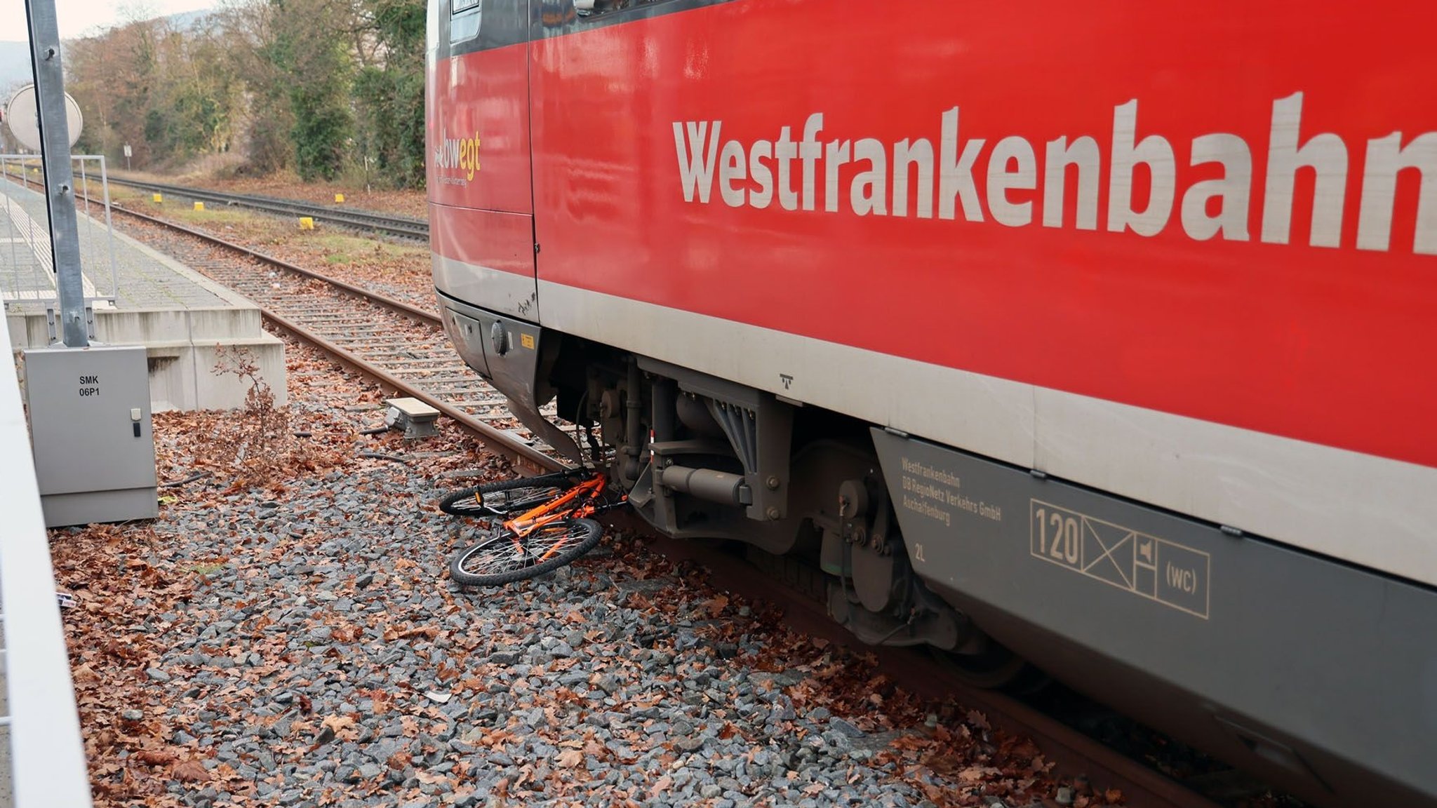 Das Fahrrad nach dem Unfall mit dem Zug in Kleinheubach (Lkr. Miltenberg)