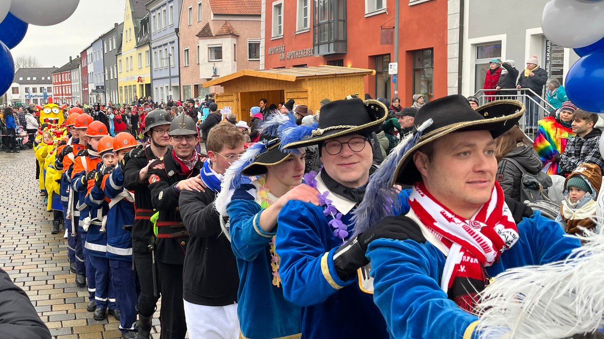 Die weltweit größte Faschings-Polonaise schlängelte sich am Samstag durch Hirschau.