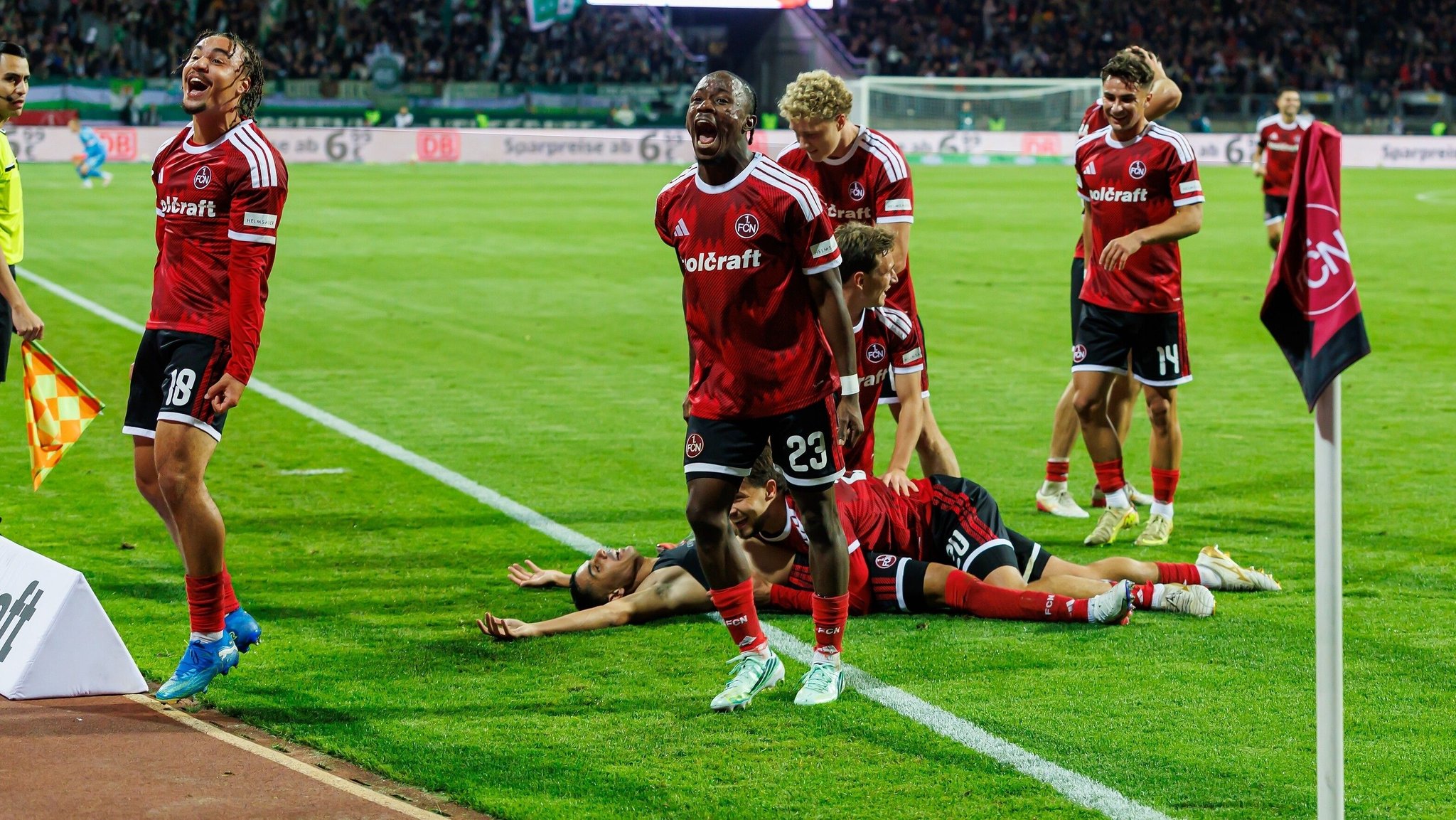 Der 1. FC Nürnberg feiert das Tor zum zwischenzeitlichen 4:3 gegen den VfL Wolfsburg.