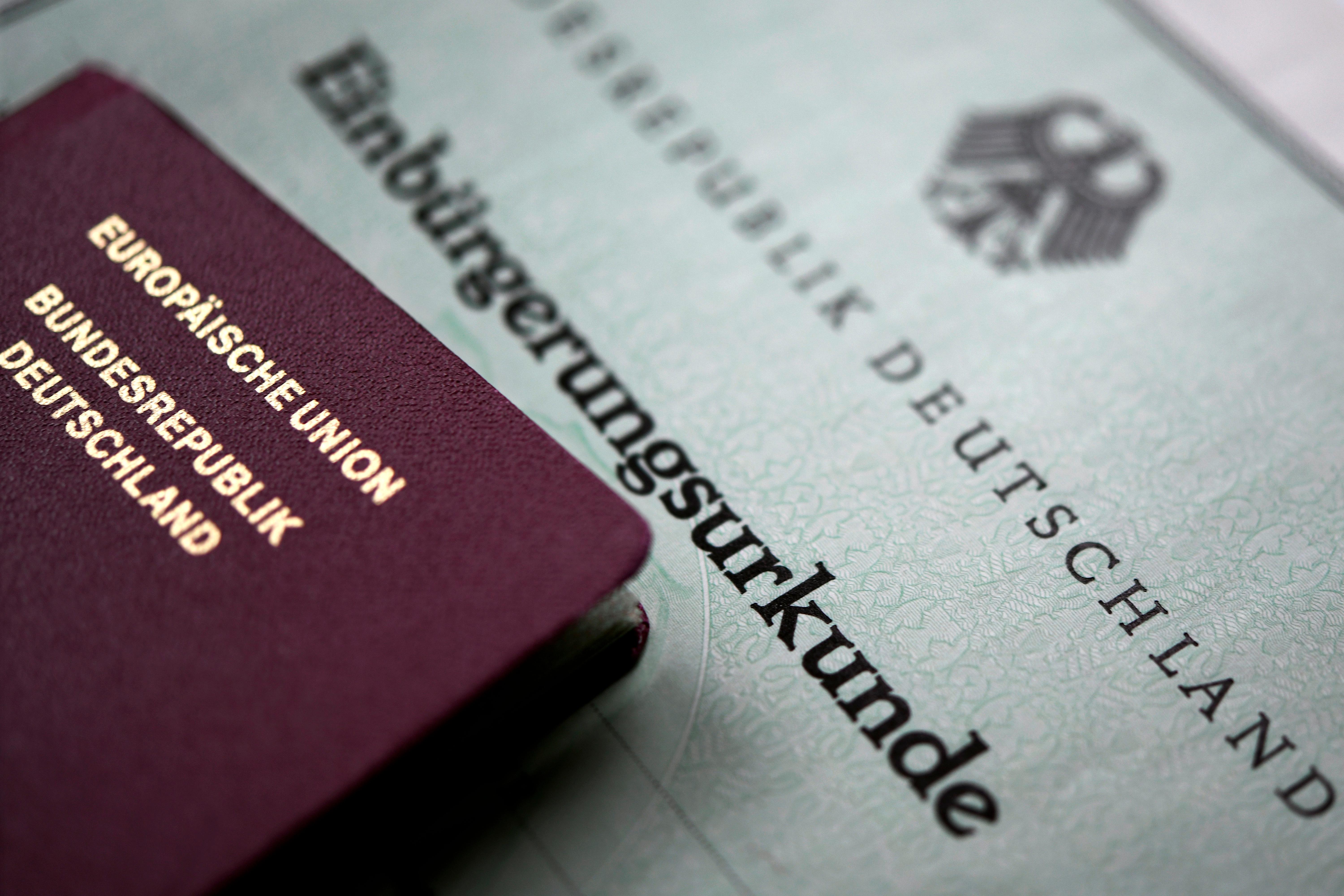 Eine Einbürgerungsurkunde und ein Reisepass