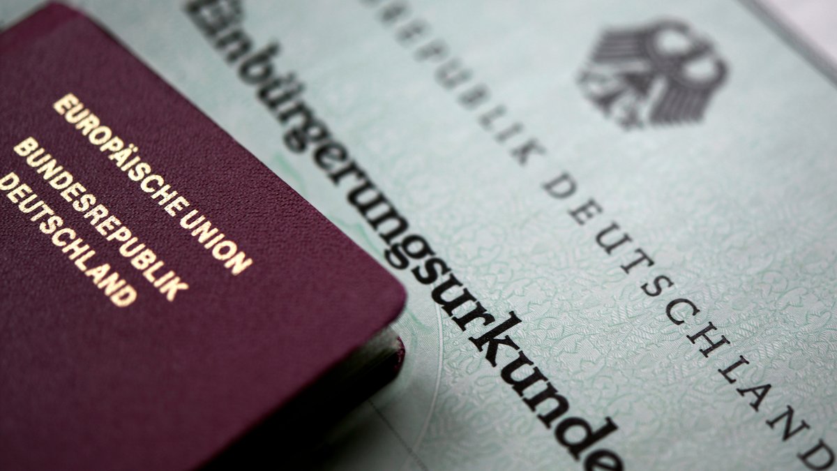 Eine Einbürgerungsurkunde und ein Reisepass