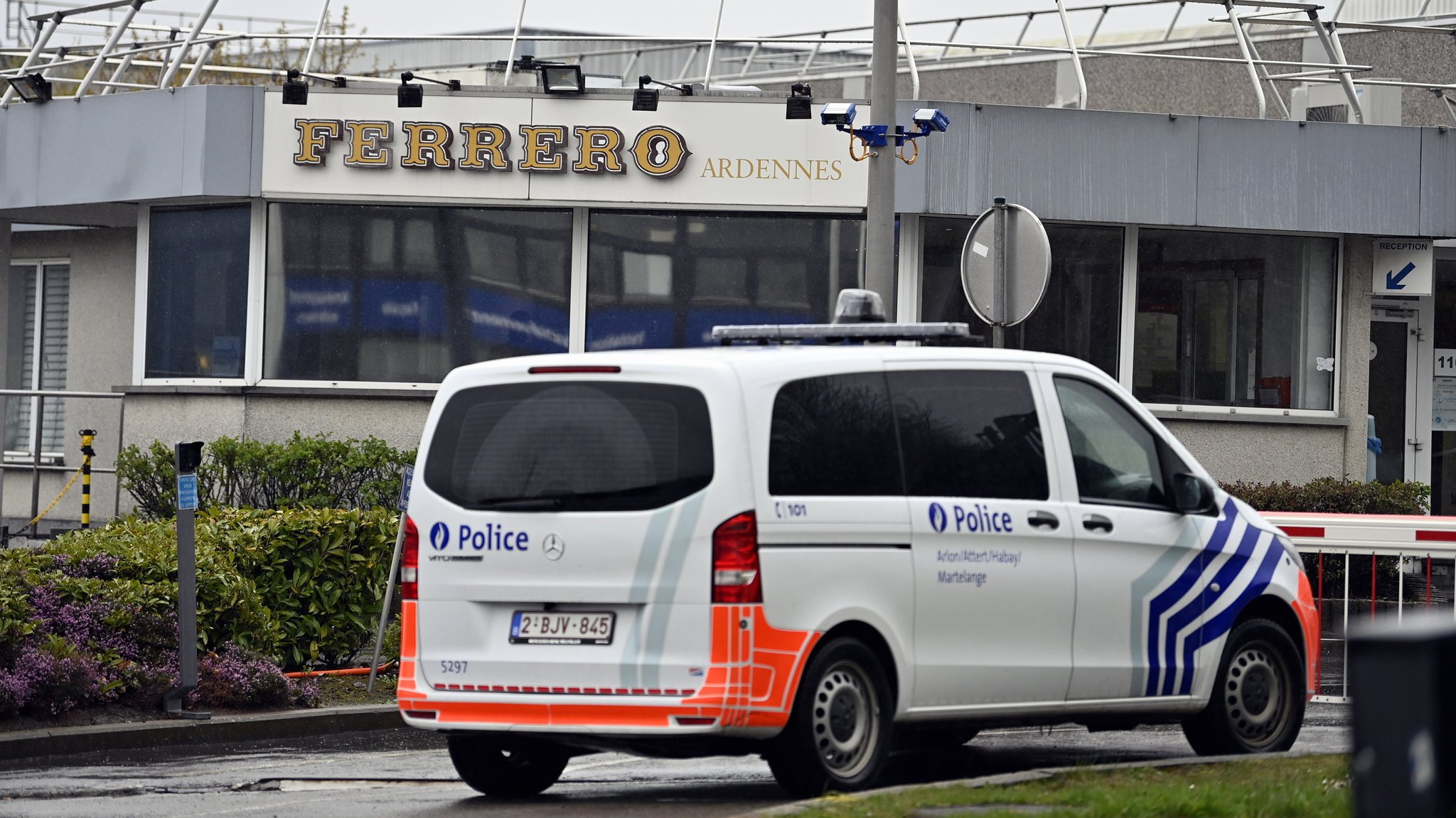 Aufgrund von Salmonellen-Fällen in mehreren Ländern muss der Süßwarenhersteller Ferrero die Produktion in einer Fabrik in Belgien vorerst stoppen. 