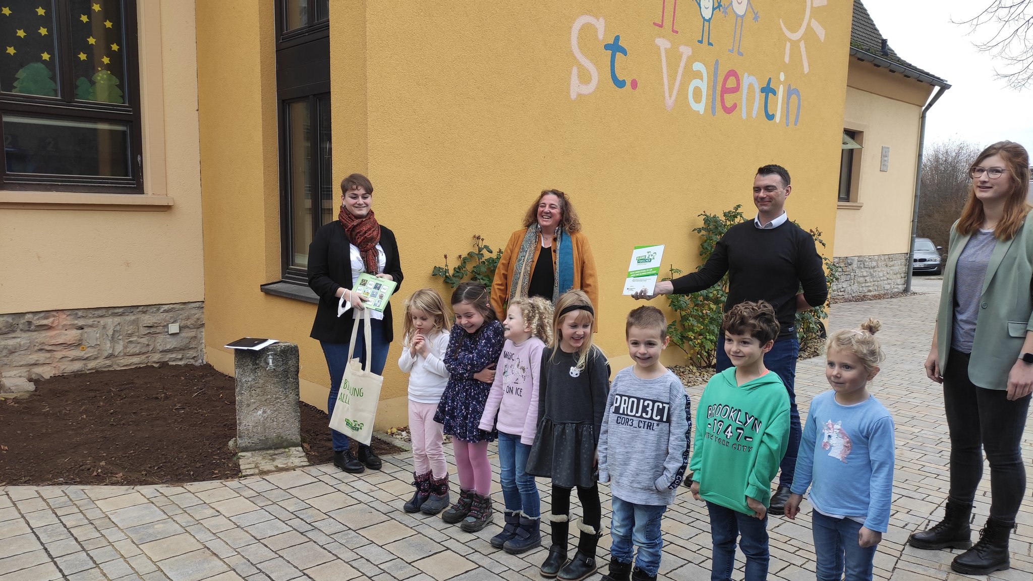 von links: Kim Kühn (Projektleiterin Region Mainfranken GmbH), Bürgermeisterin Elisabeth Drescher, Stefan Lemke (Kita-Leitung), Linda Göbel (Erzieherin)