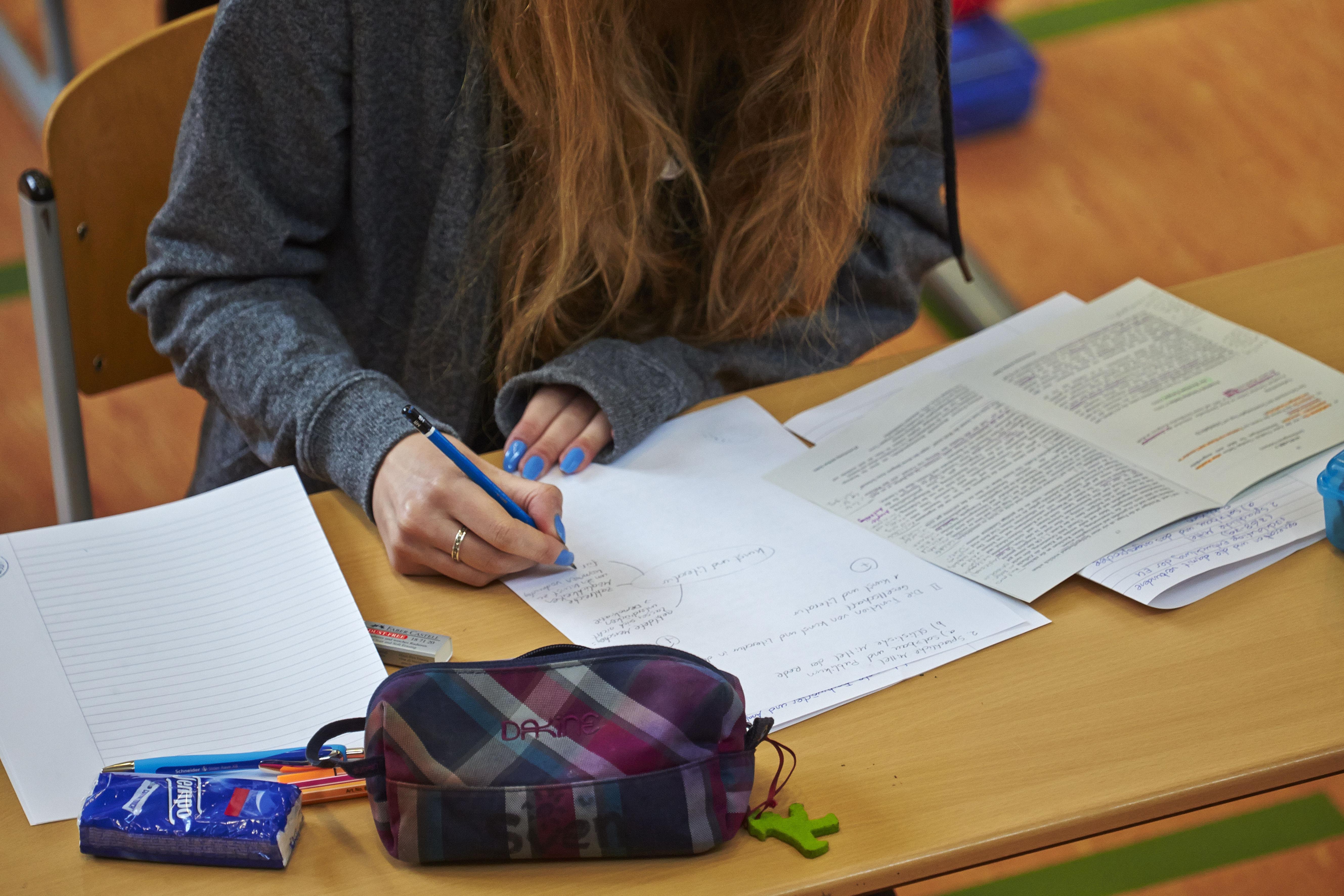 Eine Abiturientin schreibt eine Prüfung. 