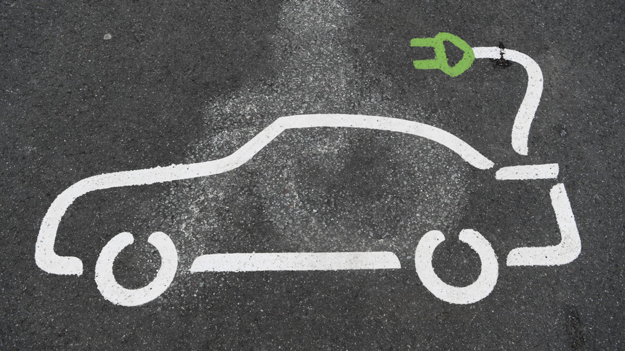 Symbolbild: Parkplatz für Elektroautos | Bild: dpa-Bildfunk/Arne Dedert Symbolbild: Parkplatz für Elektroautos