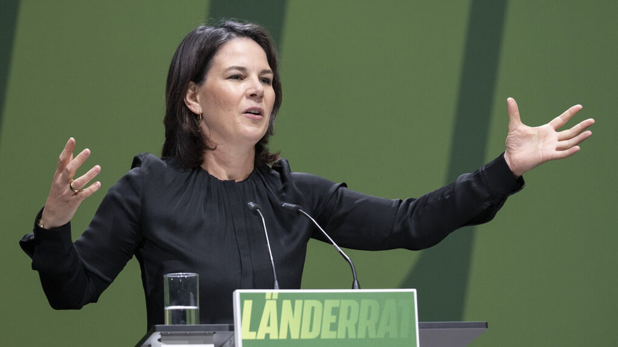 17.06.2023, Hessen, Bad Vilbel: Die Bundesvorsitzende Annalena Baerbock spricht auf dem Länderrat der Grünen. Foto: Boris Roessler/dpa +++ dpa-Bildfunk +++