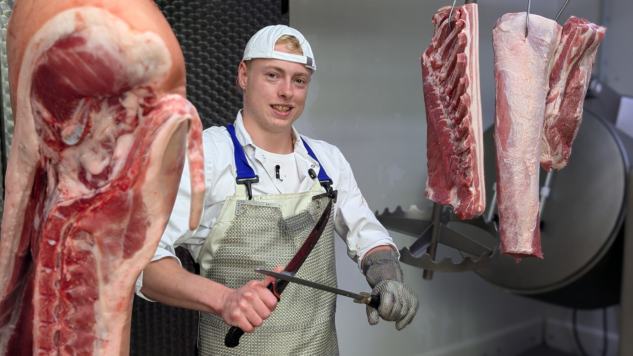 Metzgermeister Timo Rögele streamt auf Twitch täglich live aus seiner Wurstküche. | Bild: BR / Julia Kuhles Metzgermeister Timo Rögele streamt auf Twitch täglich live aus seiner Wurstküche.