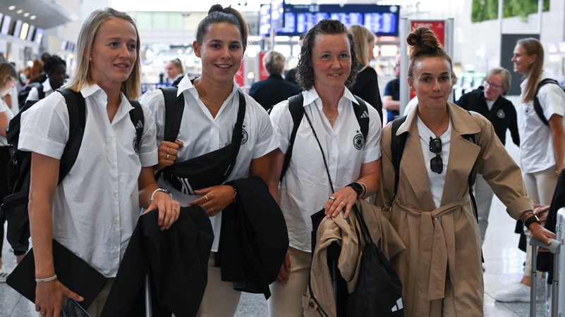 Die DFB-Frauen um die Bayern-Spielerinnen Lea Schüller (links) und Lina Magull (rechts) vor dem Abflug nach Australien.