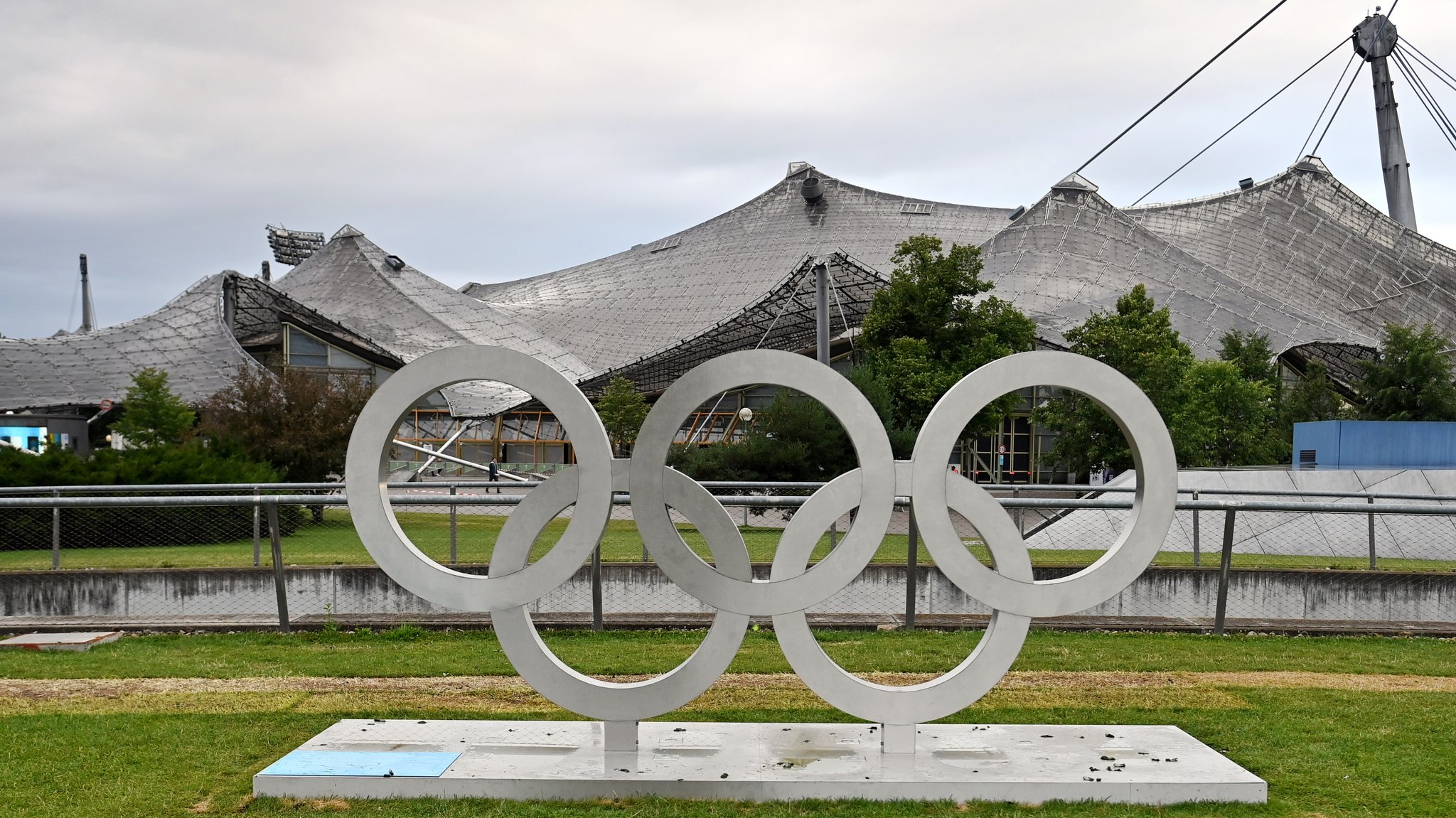 Olympische Ringe vor der Olympiahalle München