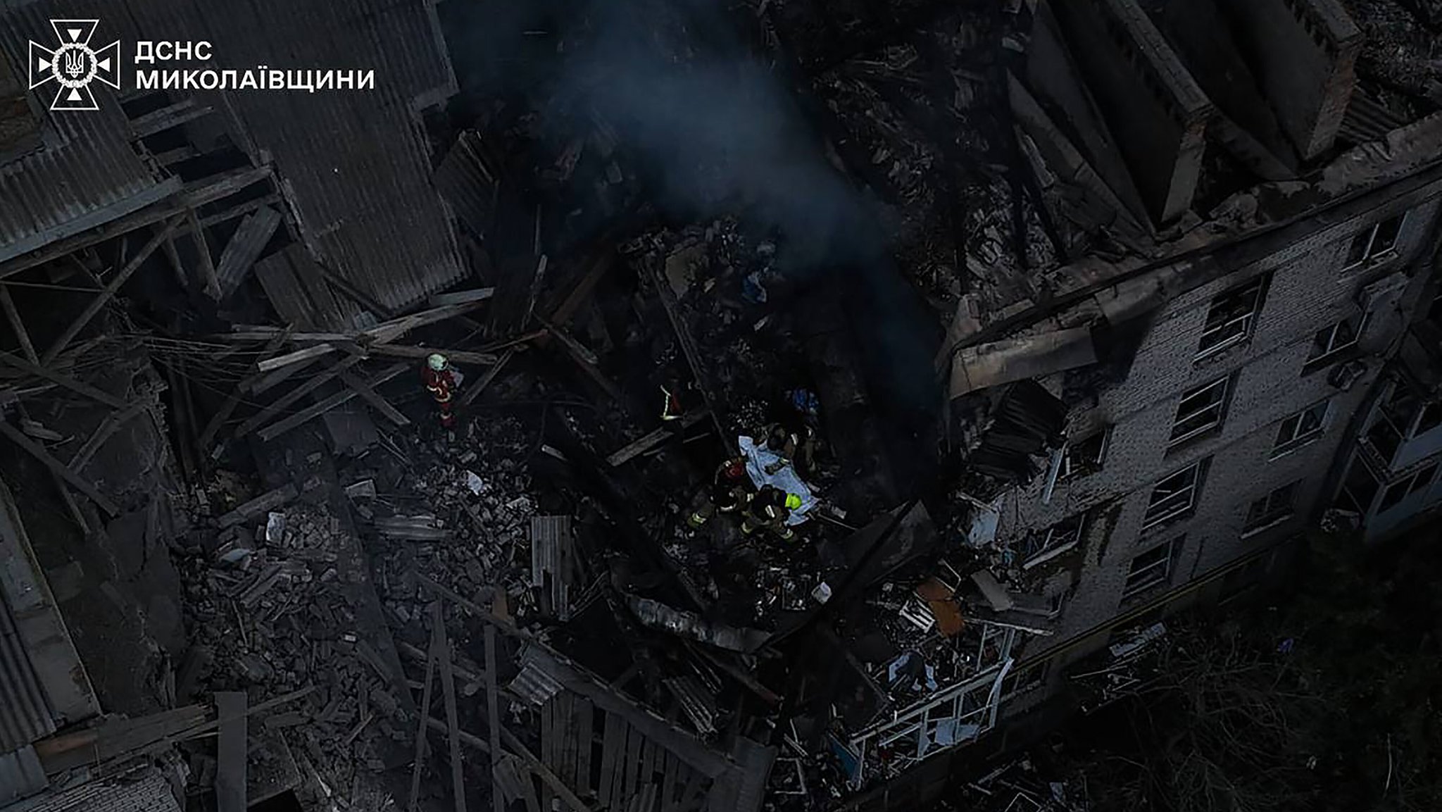 Durch russische Luftangriffe zerstörtes Wohnhaus in der Ukraine