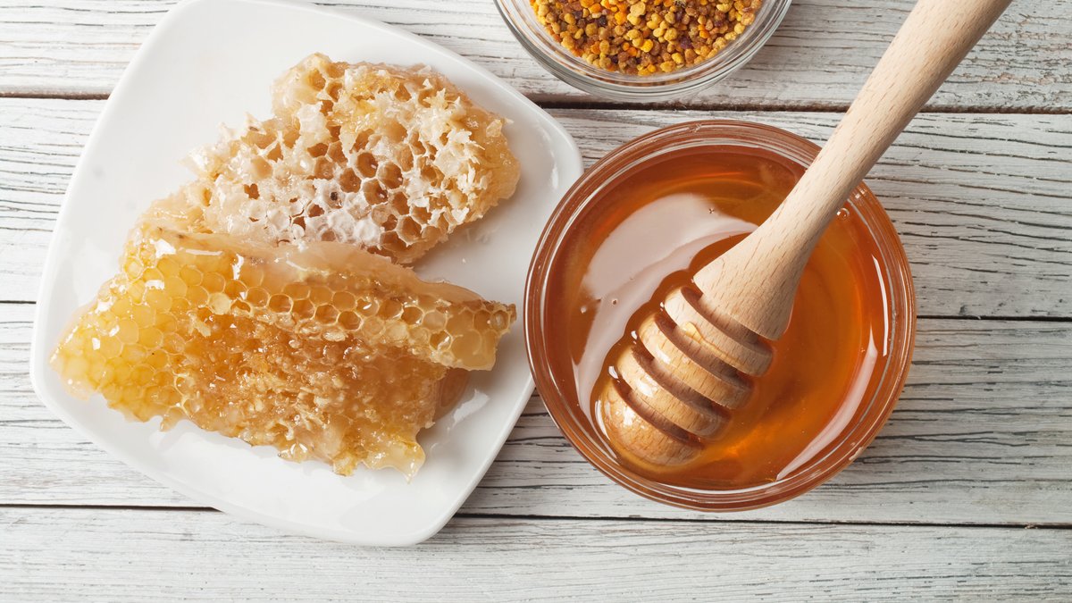 Forscher der Universität Oxford haben herausgefunden, dass Honig besser gegen Husten helfen kann als Antibiotika.