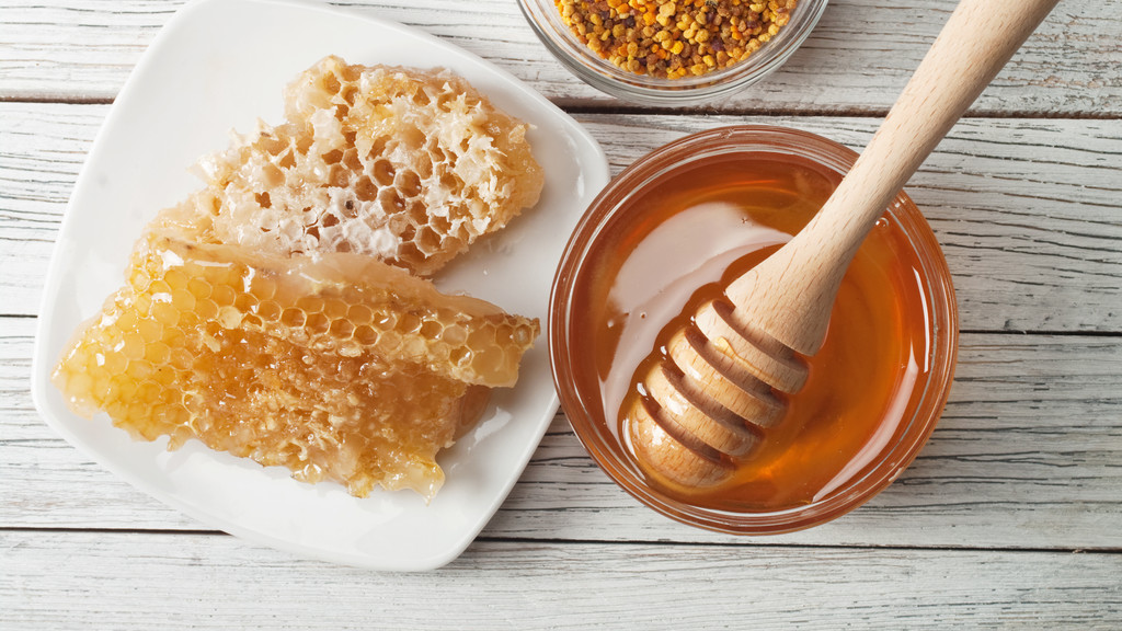 Forscher der Universität Oxford haben herausgefunden, dass Honig besser gegen Husten helfen kann als Antibiotika.