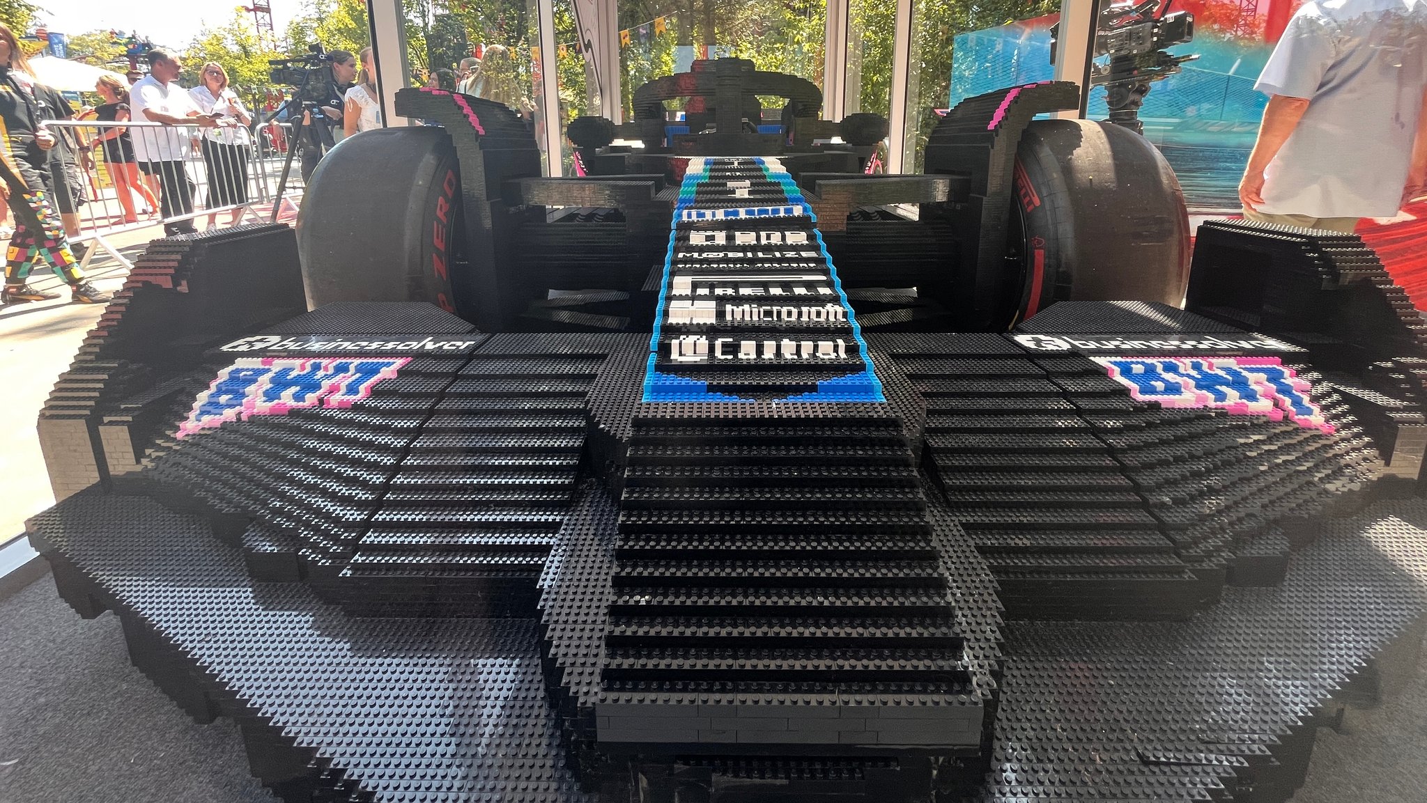 Formel 1-Rennwagen aus Legosteinen im Legoland Günzburg | Bild: BR/Peter Allgaier Formel 1-Rennwagen aus Legosteinen im Legoland Günzburg