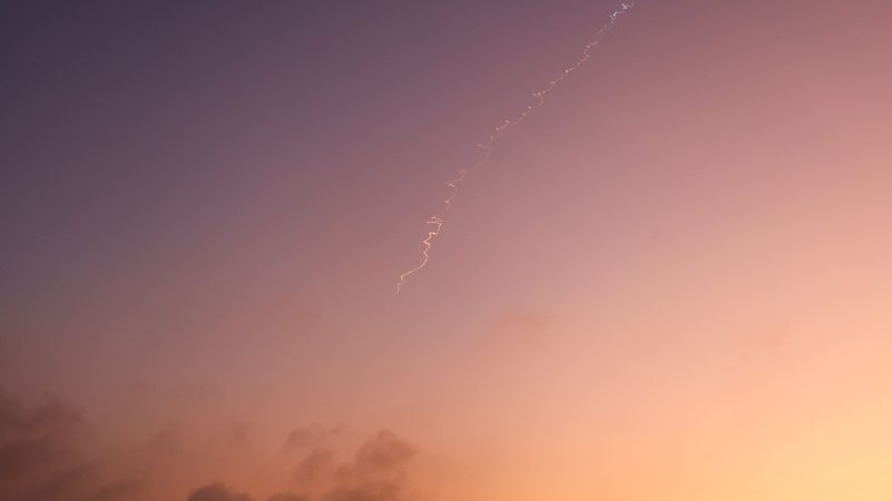 Einer der letzten Raketen, die vor Beginn der Waffenruhe vom Iran aus nach Israel geschossen wurde. | Bild: REUTERS/Raneen Sawafta Einer der letzten Raketen, die vor Beginn der Waffenruhe vom Iran aus nach Israel geschossen wurde.