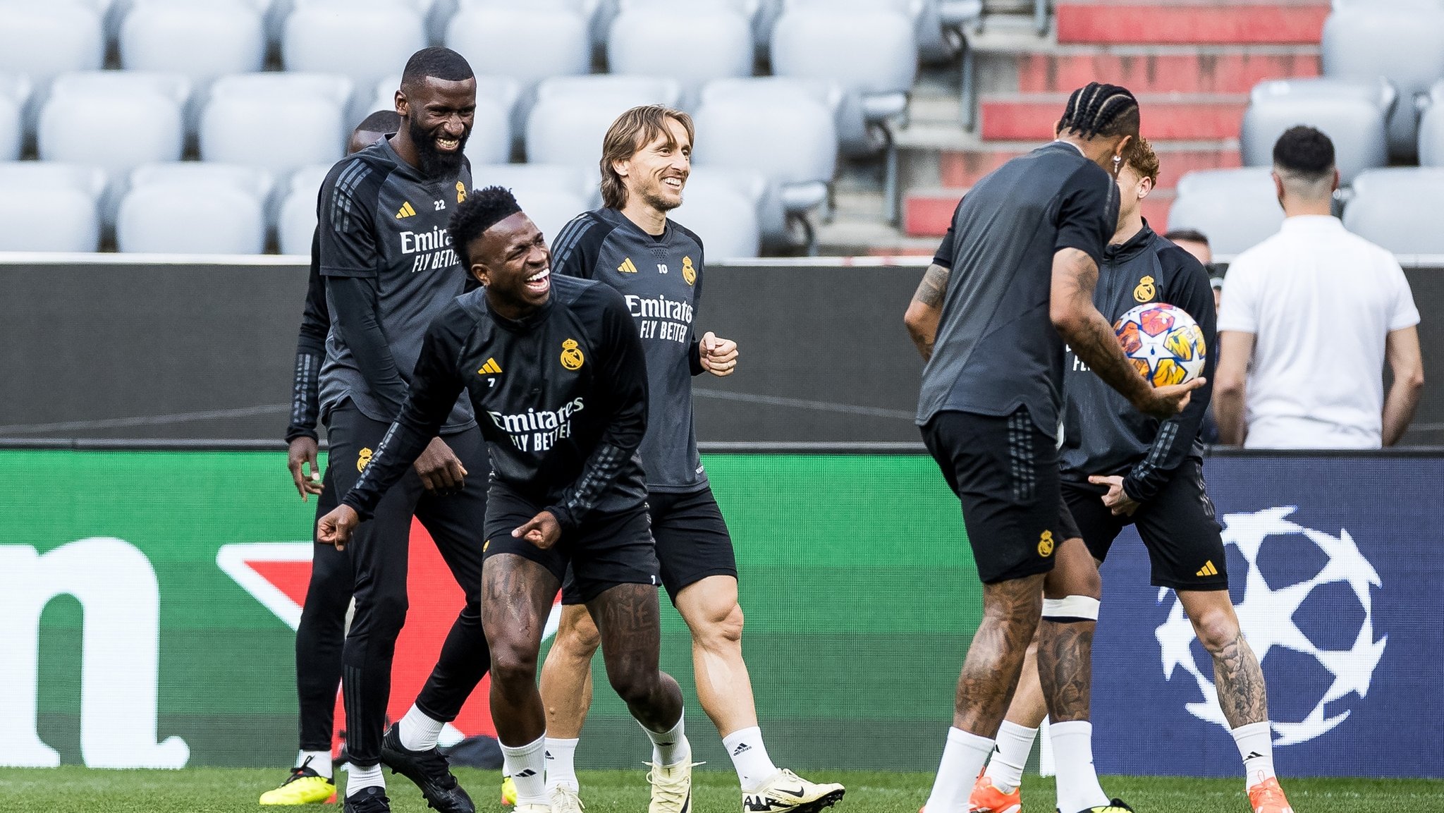 Antonio Rüdiger (links) und Vinicius jr.