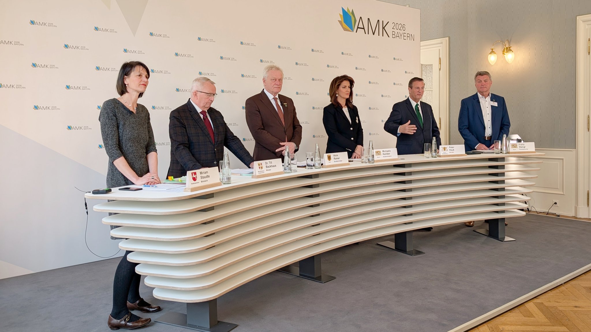 Agrarministerkonferenz in Bad Reichenhall (20.03.26), Pressekonferenz. Von links nach rechts: Miriam Staudte (Niedersachsen), Till Backhaus (Mecklenburg-Vorpommern), Alois Rainer (Bundeslandwirtschaftsminister), Michaela Kaniber (Bayern), Peter Hauk (Baden-Württemberg), Franz Stangl (Pressesprecher bayerisches Landwirtschaftsministerium).