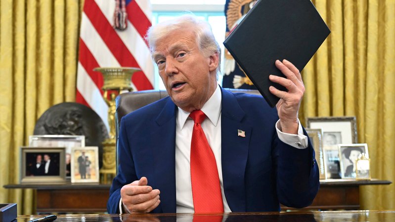 US-Präsident Trump an seinem Schreibtisch im Weißen Haus (09.04.2025) | Bild: picture alliance / ASSOCIATED PRESS|Uncredited US-Präsident Trump an seinem Schreibtisch im Weißen Haus (09.04.2025)