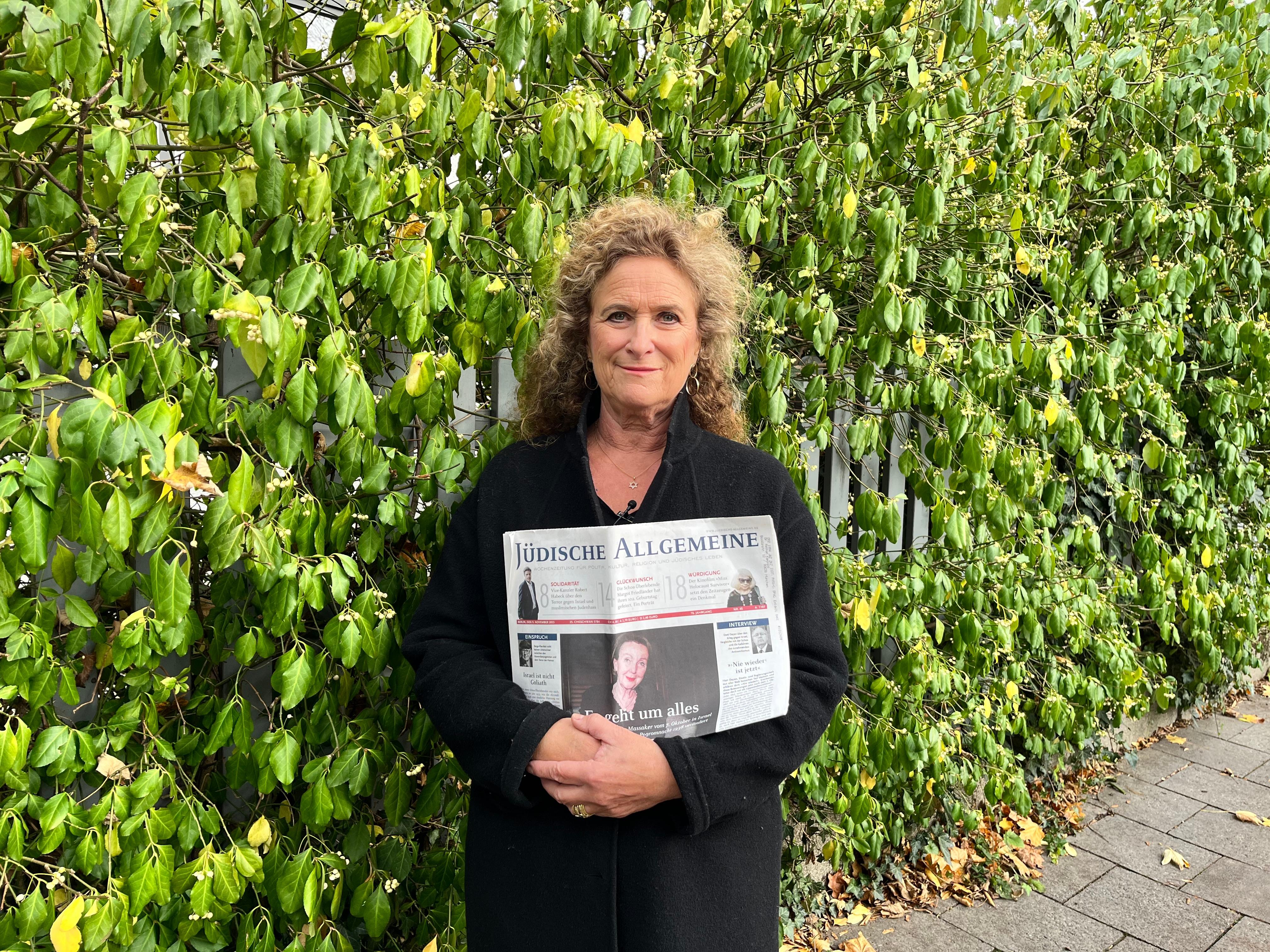 Anita Kaminski mit der "Jüdischen Allgemeinen" in der Hand. 