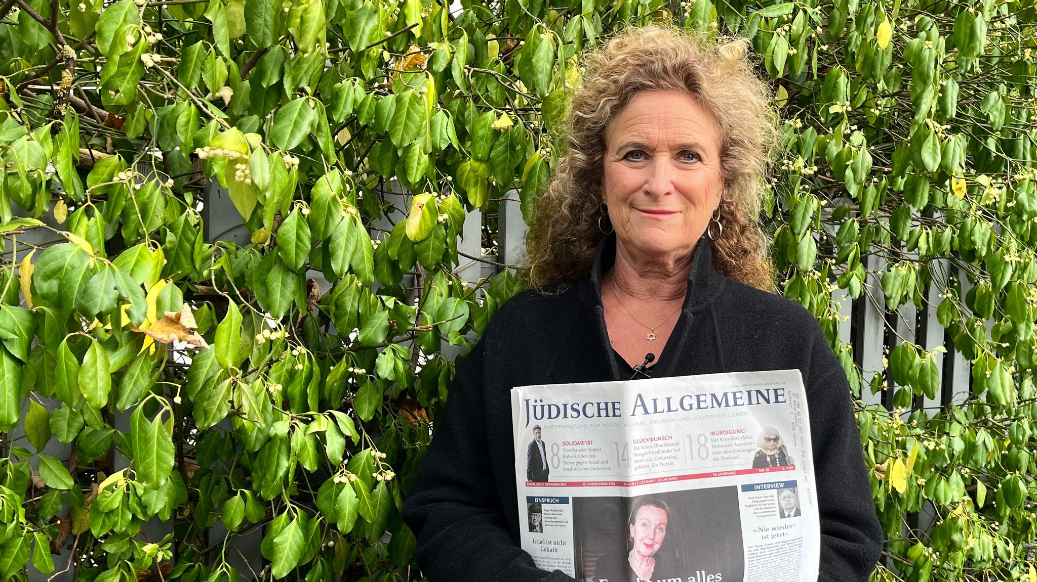 Anita Kaminski mit der "Jüdischen Allgemeinen" in der Hand. 