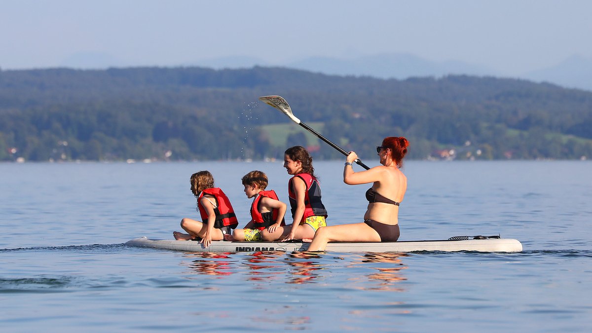 Mutter mit Kindern im Urlaub beim Paddeln auf einem See. | Bild: pressefoto_korb Mutter mit Kindern im Urlaub beim Paddeln auf einem See.