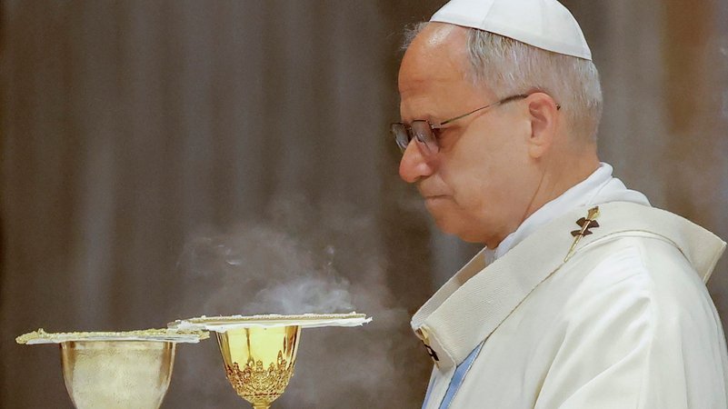 Papst Leo XIV. feiert eine Messe im Petersdom | Bild: picture alliance/dpa/MAXPPP | Riccardo De Luca Papst Leo XIV. feiert eine Messe im Petersdom