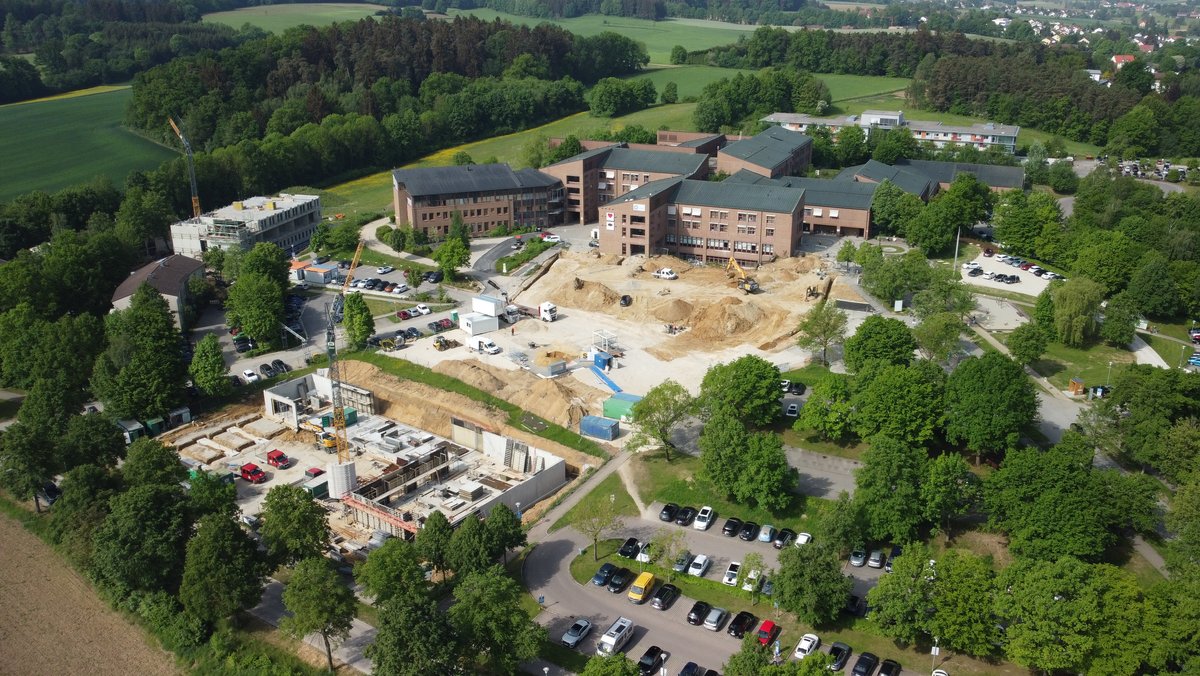 Eine große Baustelle auf dem Gelände der Ilmtalklinik in Pfaffenhofen