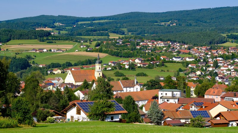 Blick von oben auf Viechtach im Bayerischen Wald. Man sieht eine hügelige Landschaft, Häuser und eine Kirche. | Bild: picture alliance/imageBROKER/Martin Siepmann Blick von oben auf Viechtach im Bayerischen Wald. Man sieht eine hügelige Landschaft, Häuser und eine Kirche.