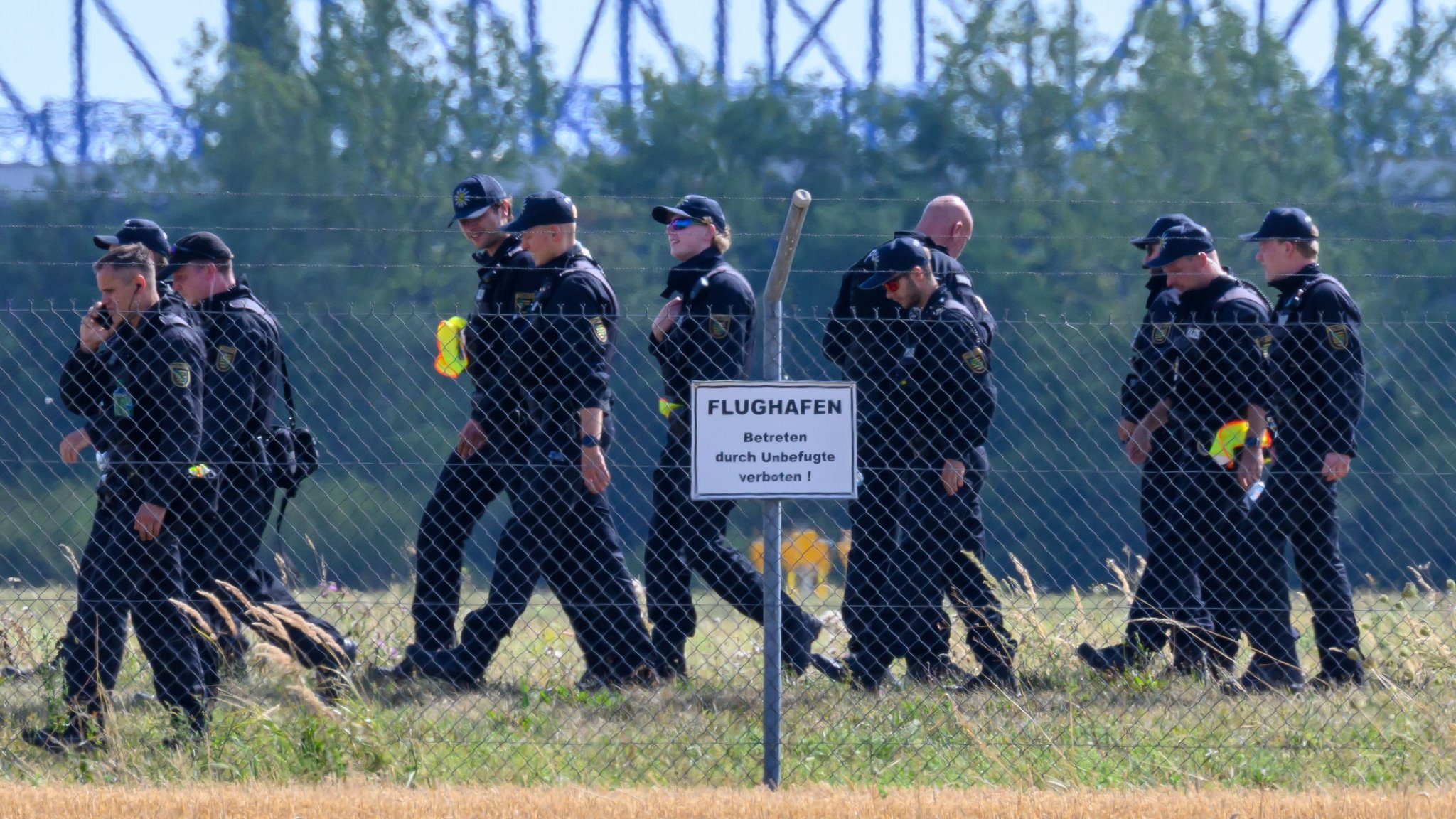 06.08.2026, Sachsen, Schkeuditz: Einsatzkräfte der Polizei durchsuchen das Gelände abseits der Landebahn Nord auf dem Gelände des Flughafens Leipzig/Halle. Nach dem Drohnenvorfall in der Nacht zum Mittwoch laufen die Ermittlungen. Die für einen Angriff ausgerüstete Drohne war nach Angaben aus Sicherheitskreisen nahe einer ukrainischen Transportmaschine sichergestellt worden. Die Sicherheitsbehörden sind alarmiert. Foto: Hendrik Schmidt/dpa +++ dpa-Bildfunk +++