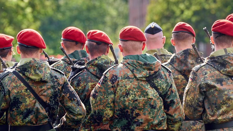 Bundeswehrsoldaten | Bild: picture alliance / CHROMORANGE | Michael Bihlmayer Bundeswehrsoldaten