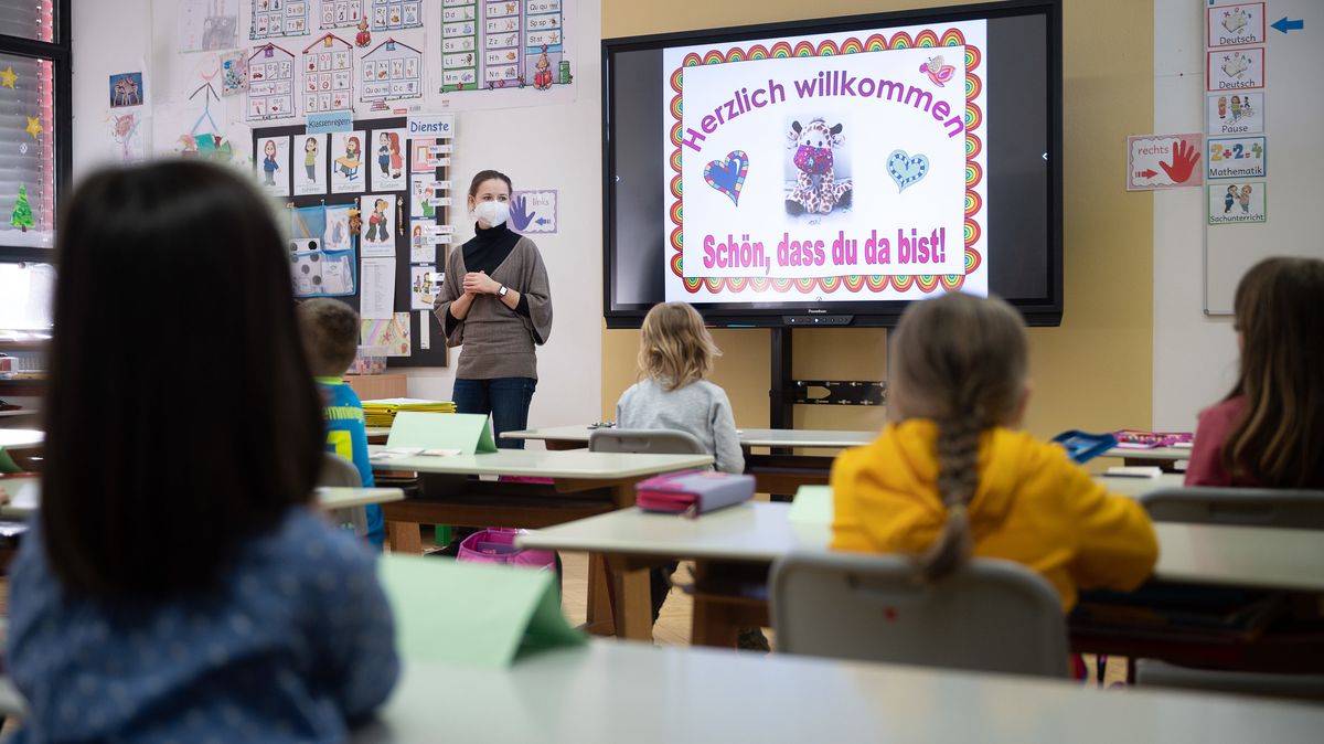 Lehrerin zieht sich vor klasse aus