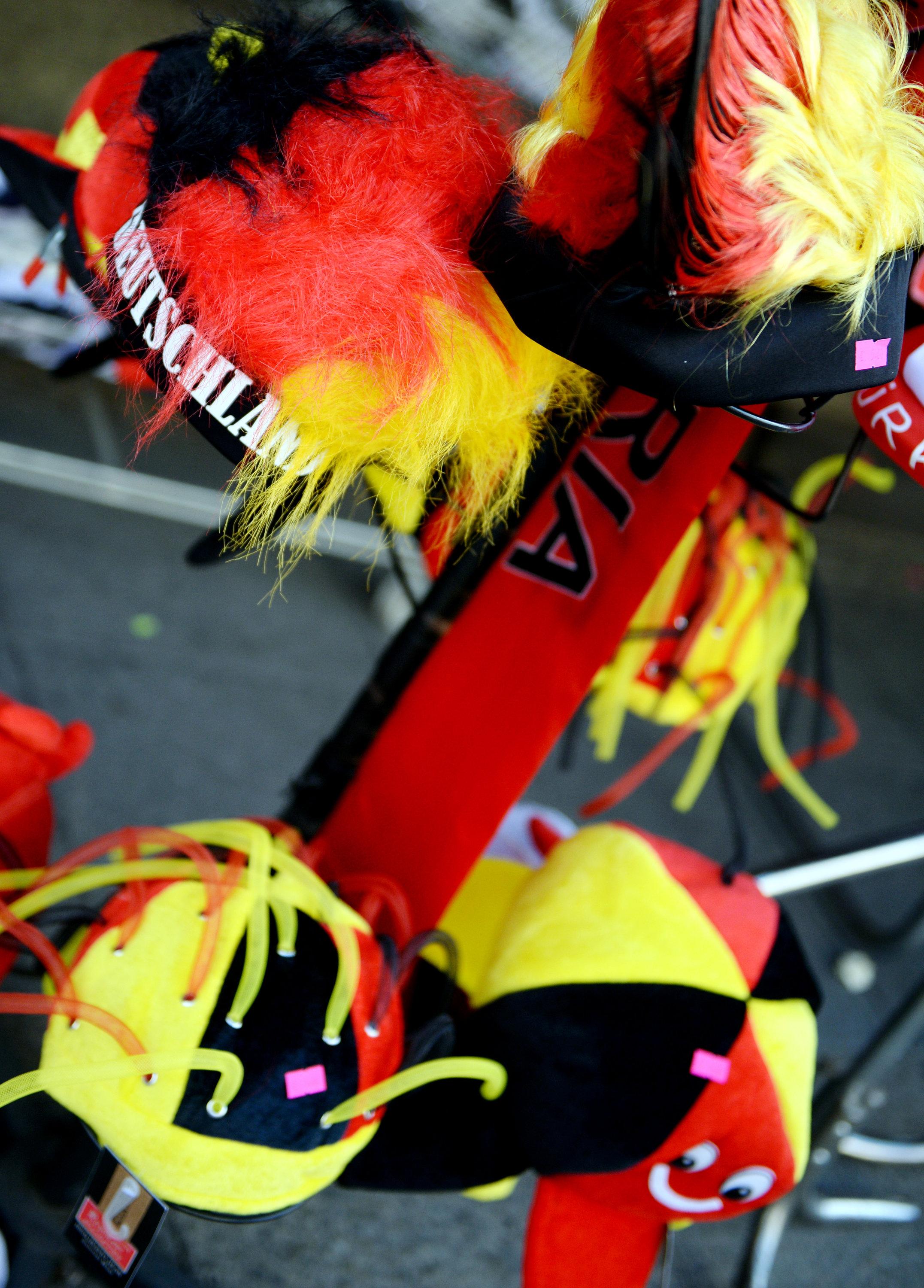 Eine schwarz-rot-goldene Kopfbedeckung mit "Deutschland"-Schriftzug.