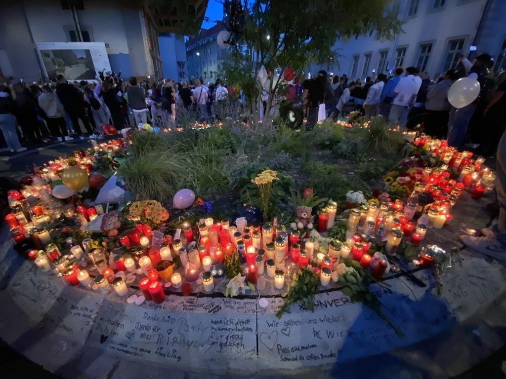 Nach Messerangriff In Würzburg: Hunderte Nehmen Abschied | BR24