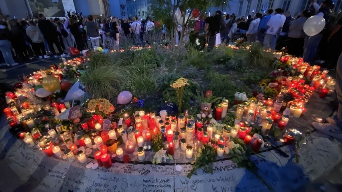 Nach Messerangriff in Würzburg: Hunderte nehmen Abschied