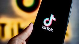 TikTok-Logo auf schwarzem Handybildschirm. | Bild:picture alliance / CFOTO | CFOTO