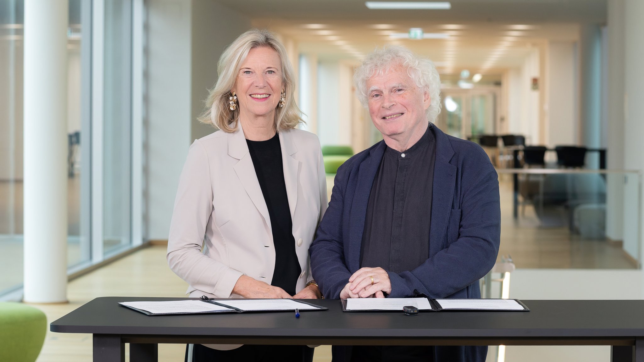 BR-Intendantin Katja Wildermuth und Sir Simon Rattle. | Bild: BR/Markus Konvalin BR-Intendantin Katja Wildermuth und Sir Simon Rattle.