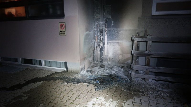 Der Tatort im vergangenen Oktober: Der 42-Jährige soll einen Papiercontainer in Brand gesetzt haben.