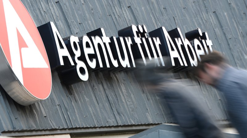 Schild Agentur für Arbeit | Bild: dpa-Bildfunk/Arne Dedert Schild Agentur für Arbeit