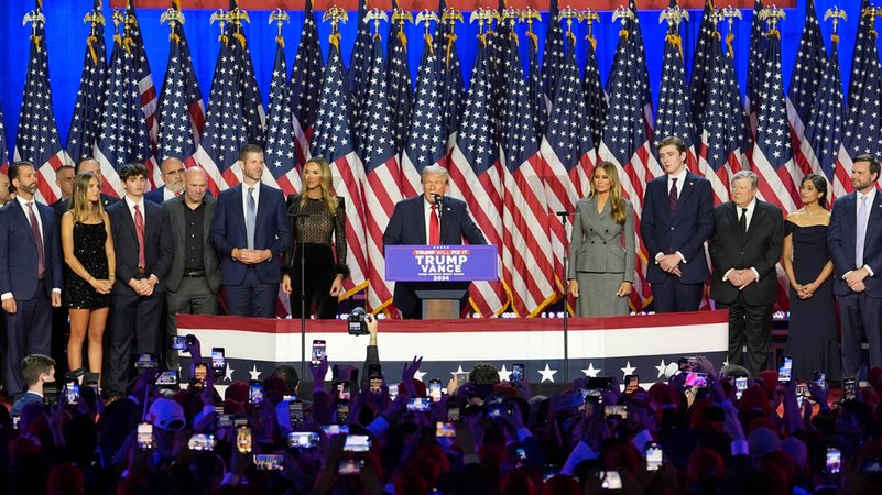 West Palm Beach: Der republikanische Präsidentschaftskandidat Donald Trump spricht auf seiner Wahlparty. | Bild: dpa-Bildfunk/Lynne Sladky West Palm Beach: Der republikanische Präsidentschaftskandidat Donald Trump spricht auf seiner Wahlparty.