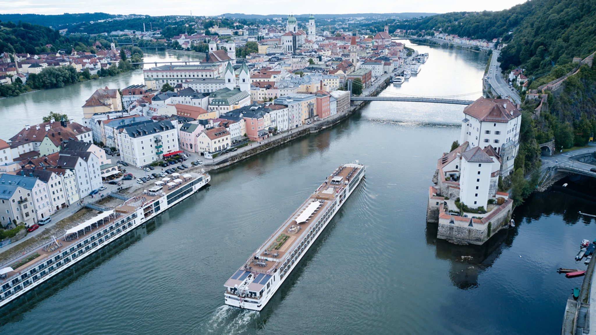 Ein Flusskreuzfahrtschiff fährt stromaufwärts an Passau vorbei (Symbolbild) | Bild: dpa-Bildfunk/Tobias Köhler Ein Flusskreuzfahrtschiff fährt stromaufwärts an Passau vorbei (Symbolbild)