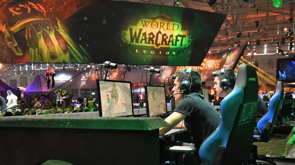 Archiv: Besucher spielen 2017 auf der Computerspielemesse GamesCom in Köln World of Warcraft. 