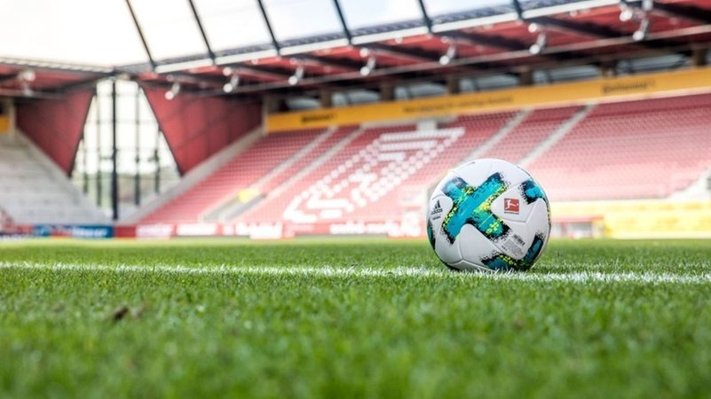Fußball auf dem Rasen des Jahnstadions in Regensburg