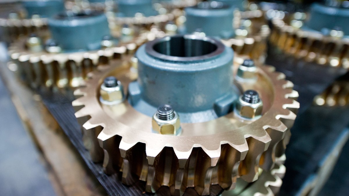 Schneckenräder, Teile eines Getriebes, liegen in der Produktionshalle der ThyssenKrupp Aufzugswerke.