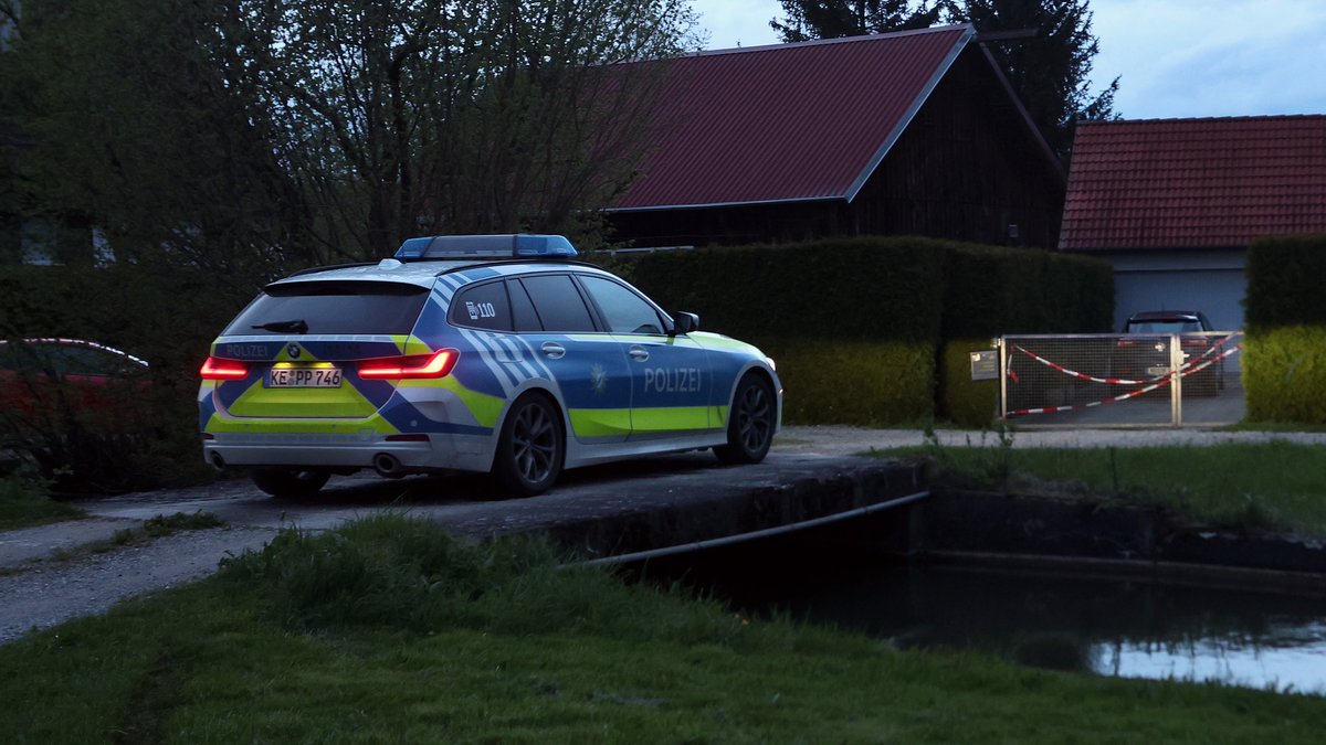 Ein Ehepaar ist laut Polizei in Altenstadt getötet worden. Jetzt sind drei Verdächtige festgenommen worden. Unter anderem der Sohn des Paares.