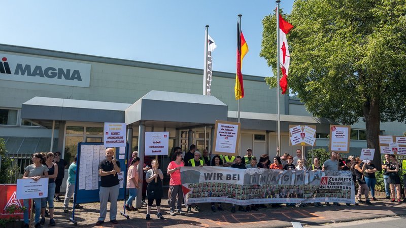 Magna-Mitarbeiter in Dorfprozelten demonstrieren für Standort-Erhalt.