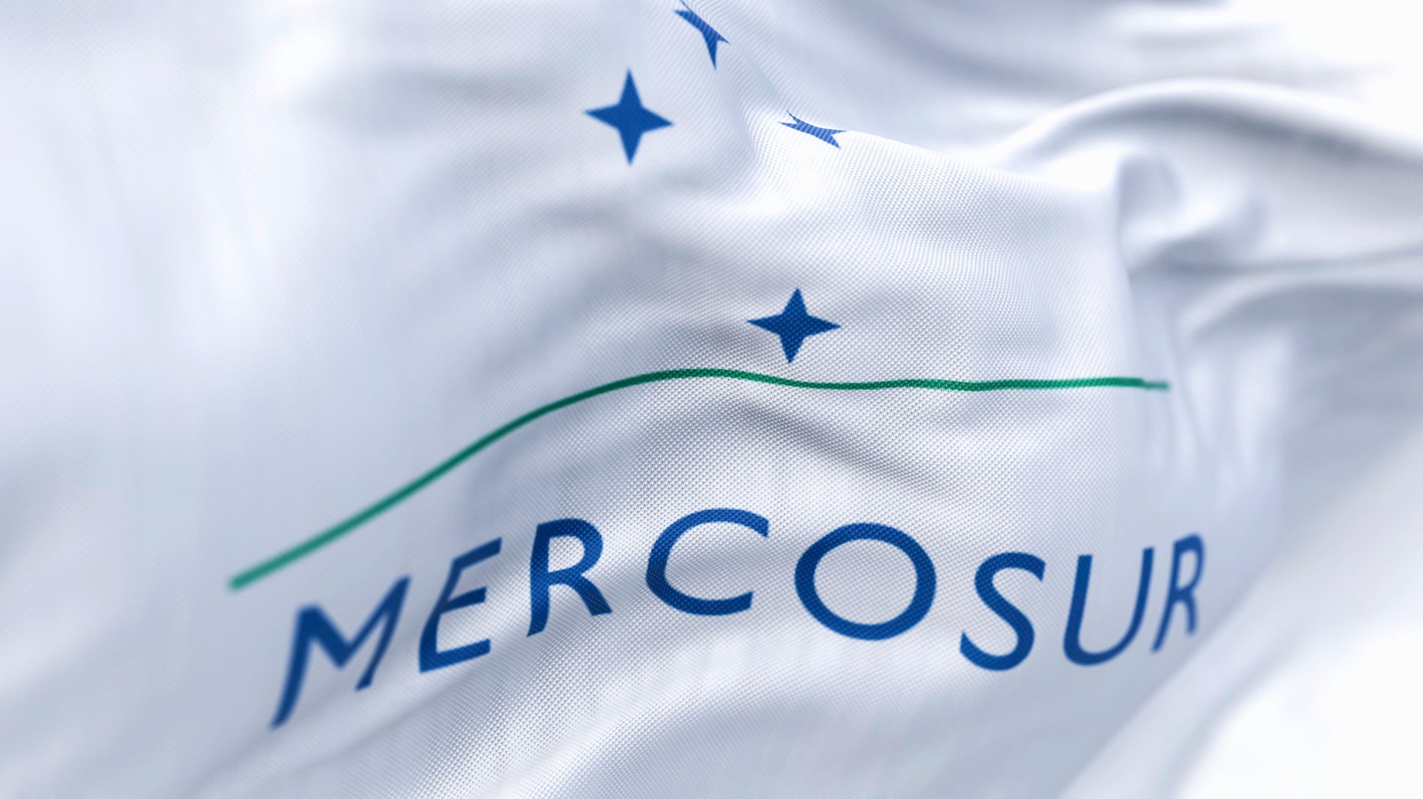Nahaufnahme der im Wind wehenden Flagge des Mercosur-Staatenbundes. | Bild: picture alliance / Zoonar | Valerio Rosati Nahaufnahme der im Wind wehenden Flagge des Mercosur-Staatenbundes.