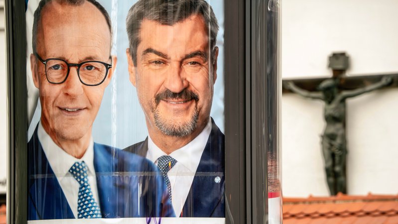 CDU/CSU-Wahlplakat vor Jesus am Kreuz | Bild: picture alliance / Wolfgang Maria Weber | R7172 CDU/CSU-Wahlplakat vor Jesus am Kreuz