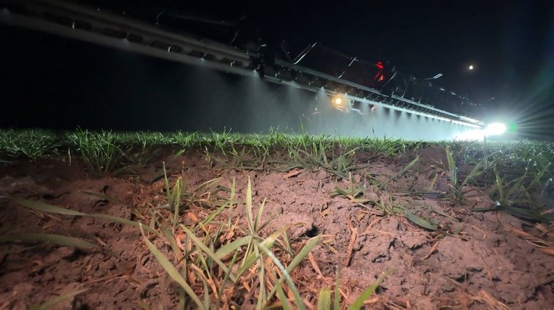 30 Meter breite Herbizid Anwendung in der Nacht | Bild: BR / Ulrich Detsch 30 Meter breite Herbizid Anwendung in der Nacht
